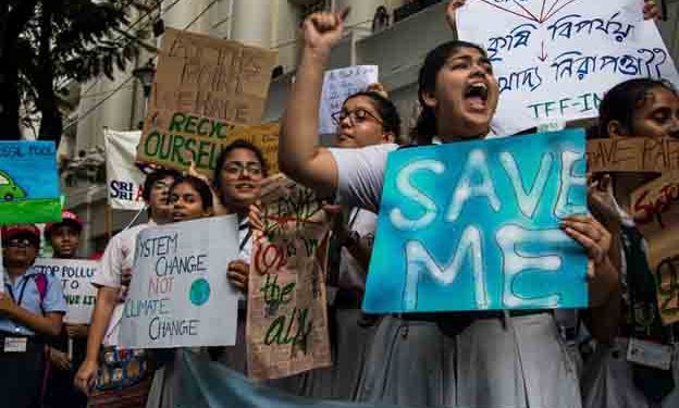 सितंबर, 2019 में भारत के कोलकाता शहर में जलवायु परिवर्तन पर कड़े कदम उठाने की मांग करते हुए लोगों ने मार्च निकाला। दुनिया भर में पर्यावरण के लिए काम करने वाले समूह कॉप26 में कड़े कदम उठाने की मांग कर रहे हैं।
(Image: Pacific Press Media Production Corp. / Alamy)