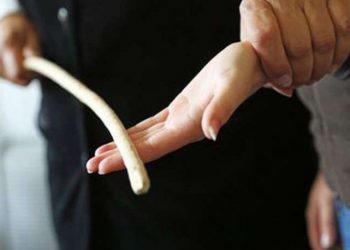 टीचर ने पीटा