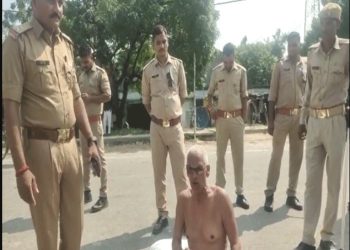 धरने पर बैठ गए बुजुर्ग