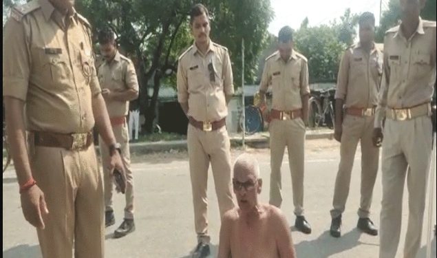 धरने पर बैठ गए बुजुर्ग