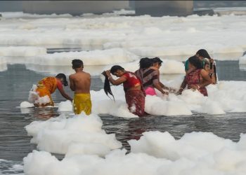 यमुना में विषैले झाग