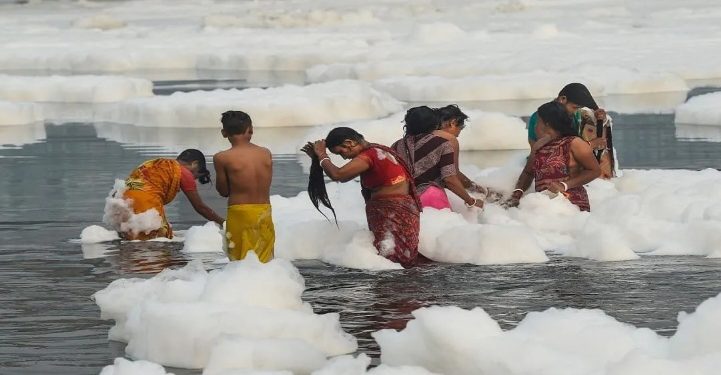 यमुना में विषैले झाग