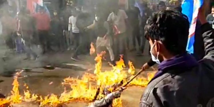 पूतला फूंकने के बाद छात्रों