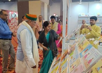 The enthusiastic response of the society to the book exhibition of Sanatan Sanstha at the World Book Fair in Delhi