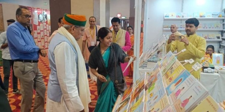 The enthusiastic response of the society to the book exhibition of Sanatan Sanstha at the World Book Fair in Delhi