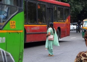 दिल्ली बसों में मुफ्त में सफर महिला