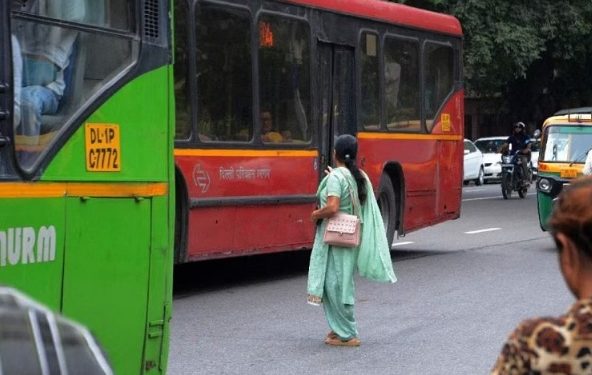 दिल्ली बसों में मुफ्त में सफर महिला