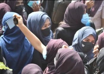 स्कूलों में भी हिंदू स्टूडेंट्स को धमका रहे मुस्लिम छात्र!