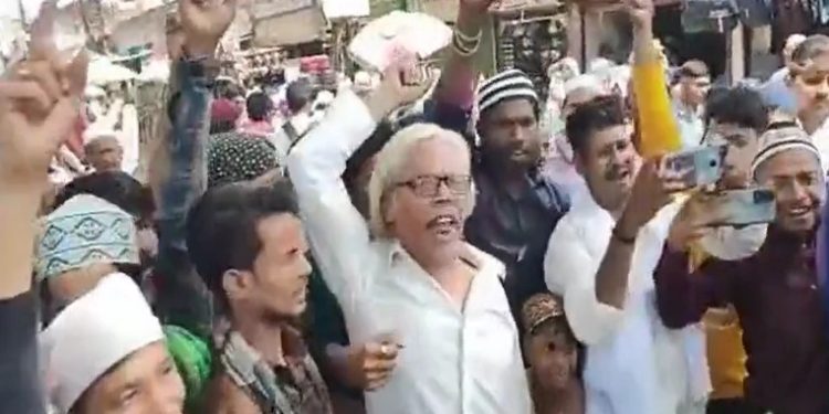 नमाज के बाद लगे ‘शहीद अतीक अमर रहें’ के नारे!