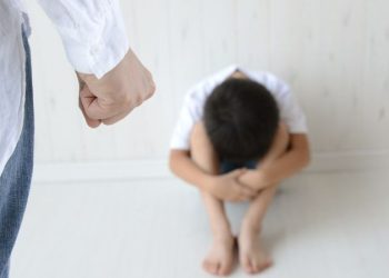 बच्चे की बेदर्द पिटाई