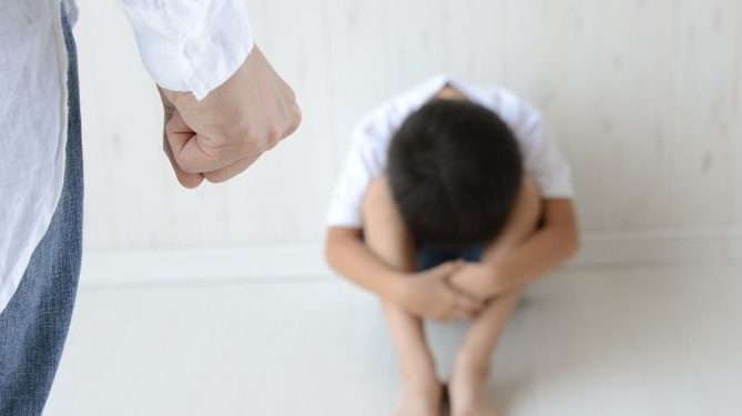 बच्चे की बेदर्द पिटाई