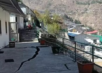 हिमाचल के घरों में आईं दरारें