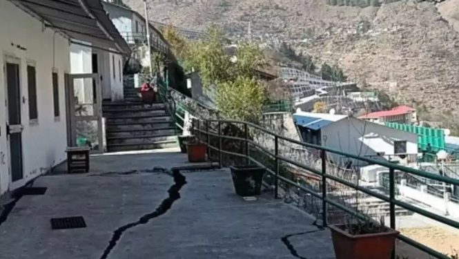 हिमाचल के घरों में आईं दरारें