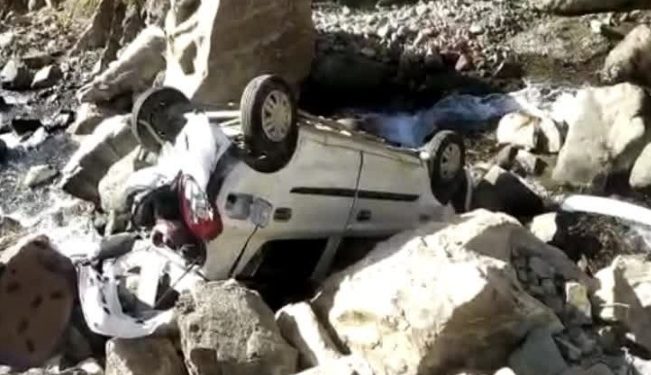 बोलेरो कार खाई में गिरी