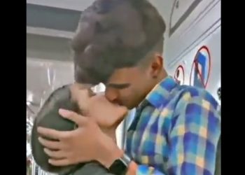 दिल्ली मेट्रो में खुल्लम-खुल्ला किस