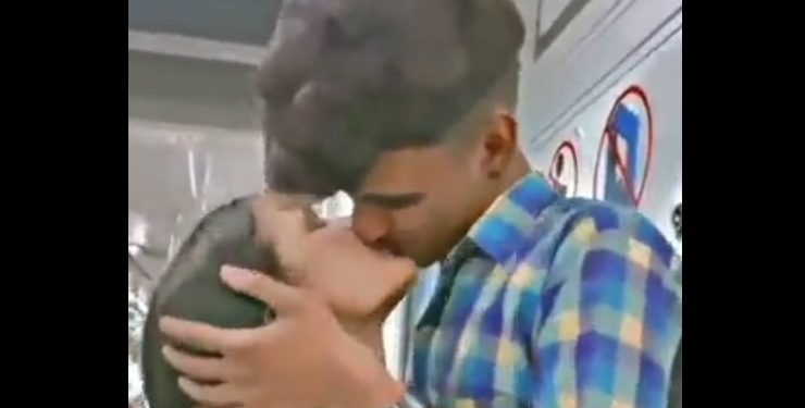 दिल्ली मेट्रो में खुल्लम-खुल्ला किस