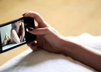 मोबाइल में अश्लील तस्वीरें