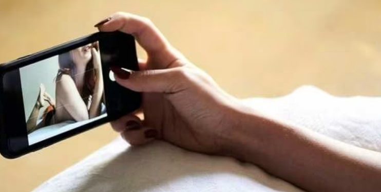मोबाइल में अश्लील तस्वीरें