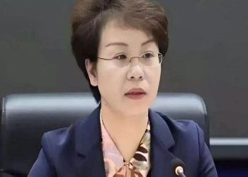 महिला अधिकारी झोंग यांग