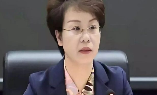 महिला अधिकारी झोंग यांग