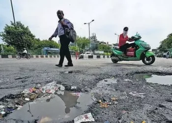 दिल्ली की सड़कें गड्ढे