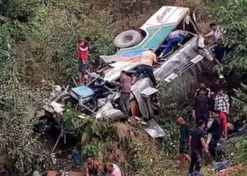 अल्मोड़ा में यात्री बस