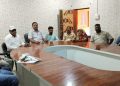 बिना प्रधान पंचायत भवन: राल, खंड: मथुरा, में मीटिंग करते हुए सचिव