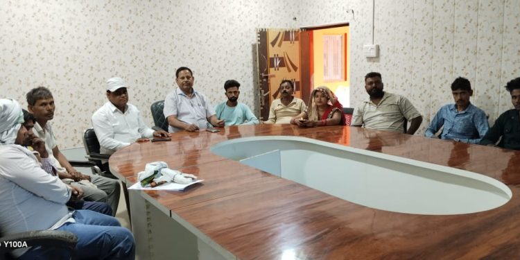 बिना प्रधान पंचायत भवन: राल, खंड: मथुरा, में मीटिंग करते हुए सचिव