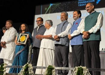 पंडित हरिदत्त शर्मा फाउंडेशन को उत्कर्ष कार्यों के लिए मीडोज राष्ट्रीय पुरस्कार से सम्मानित करते हुए दाएं से पूर्व सांसद श्री रामकिशोर सिंह, डॉ. एच.आर. नागेंद्र, एडिशनल सॉलिसिटर जनरल ऑफ इंडिया एडवोकेट चेतन शर्मा जी, राजकुमार शर्मा व विधायक श्री अनिल शर्मा