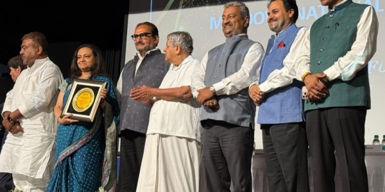 पंडित हरिदत्त शर्मा फाउंडेशन को उत्कर्ष कार्यों के लिए मीडोज राष्ट्रीय पुरस्कार से सम्मानित करते हुए दाएं से पूर्व सांसद श्री रामकिशोर सिंह, डॉ. एच.आर. नागेंद्र, एडिशनल सॉलिसिटर जनरल ऑफ इंडिया एडवोकेट चेतन शर्मा जी, राजकुमार शर्मा व विधायक श्री अनिल शर्मा