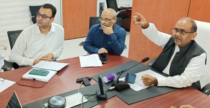 Secretary Disaster Management Vinod Kumar Suman reached control room team.