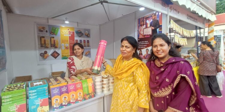 आवासीय आयुक्त आर. विमला