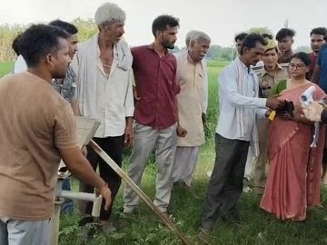 ग्राम पंचायत: जुगसना, विकासखंड :बल्देव में विकास कार्यों की जांच करती गरिमा खरे, जिला विकास अधिकारी