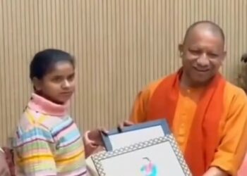 CM Yogi met Khushi Gupta