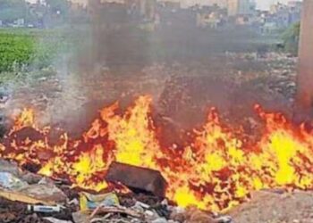 खुले में कूड़ा जलाया