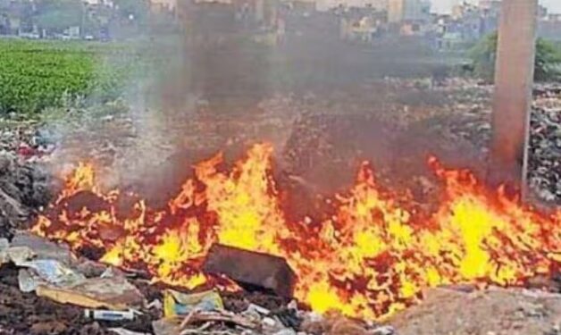 खुले में कूड़ा जलाया