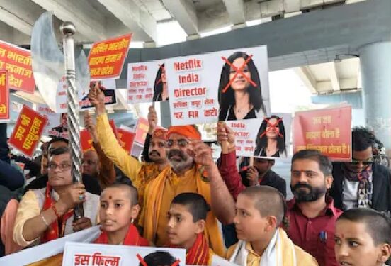 घूसखोर पंडत