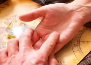 हाथ में V का निशान