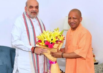 Here is how CM Yogi met Amit Shah on the soil of Bastar.