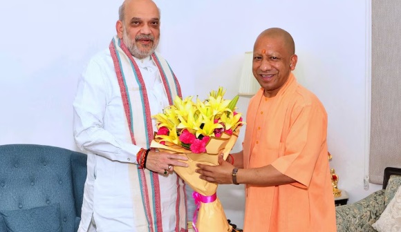 Here is how CM Yogi met Amit Shah on the soil of Bastar.