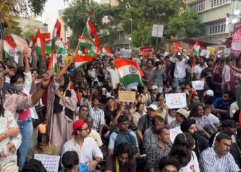दिल्ली-मुंबई में प्रदर्शन