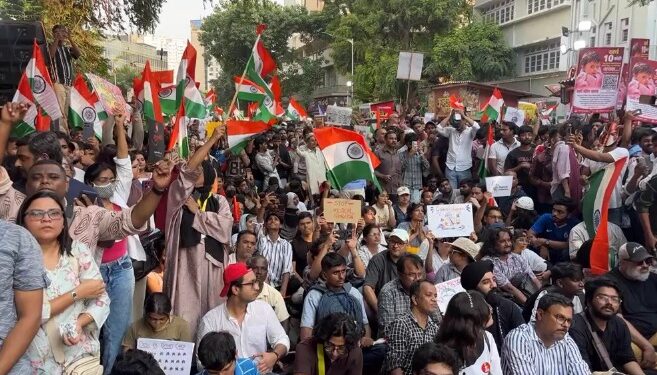 दिल्ली-मुंबई में प्रदर्शन